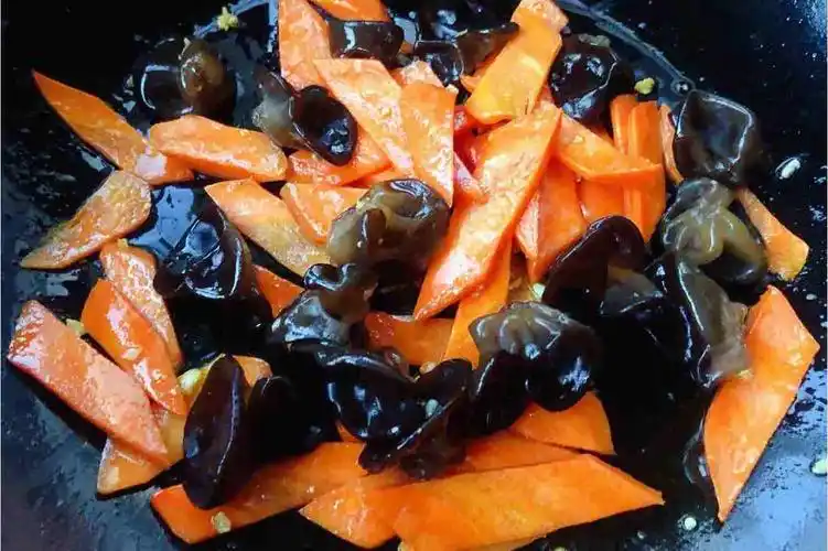 p>胡萝卜炒木耳是一道由胡萝卜,水发木耳等食材制成的美食. /p>