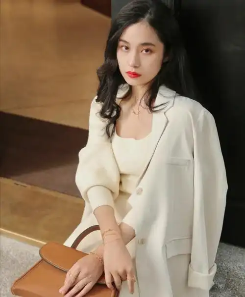 真正有气质的女人,穿西装时搭配这三种内搭,端庄优雅又有品位插图4