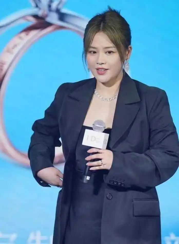 拉伸纵向比例马思纯的身材胖了20斤,整个人看上去圆润发福了不少