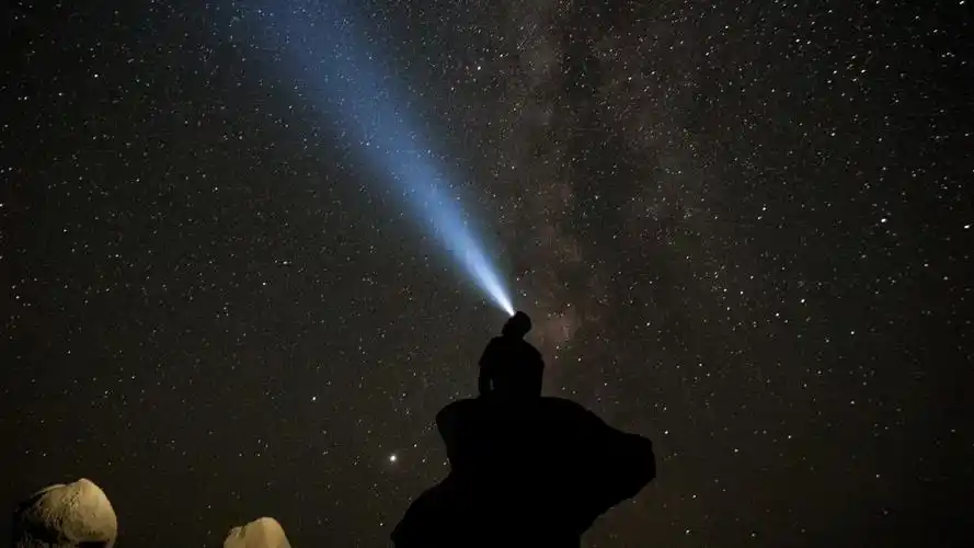 手电筒照星空的图片(6/10)