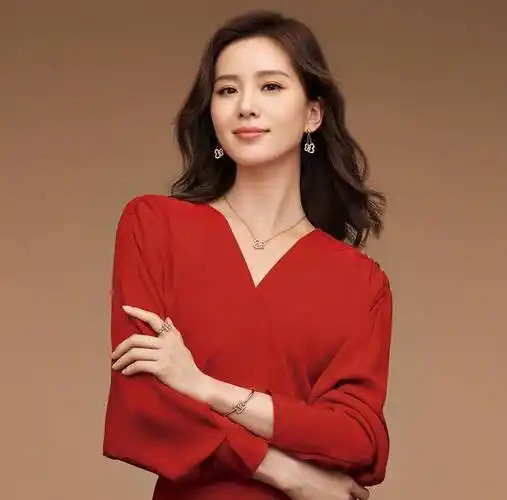 刘诗诗穿红裙真惊艳图三的姿势不愧是学舞蹈出身的