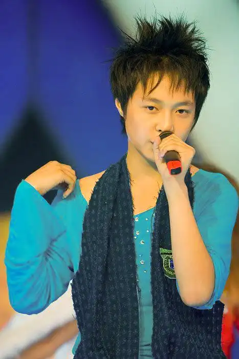 求张艺兴出道前自拍,多一点