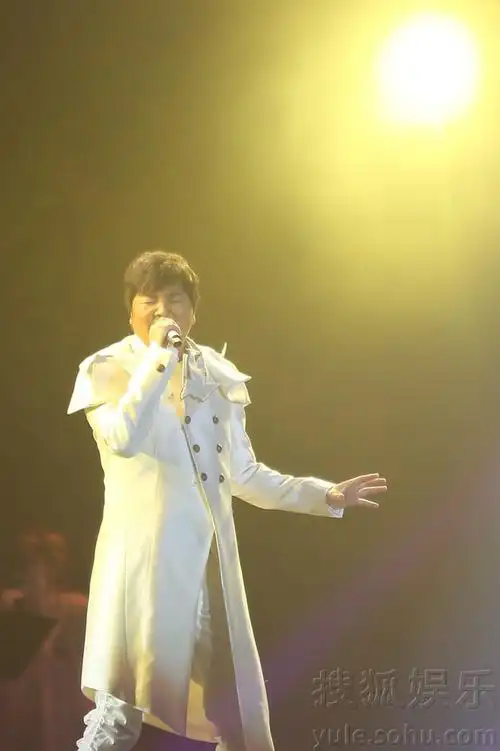 搜狐娱乐讯(玄反影/图文)昨晚,2015孙楠"乐在其中"巡回演唱会在北京