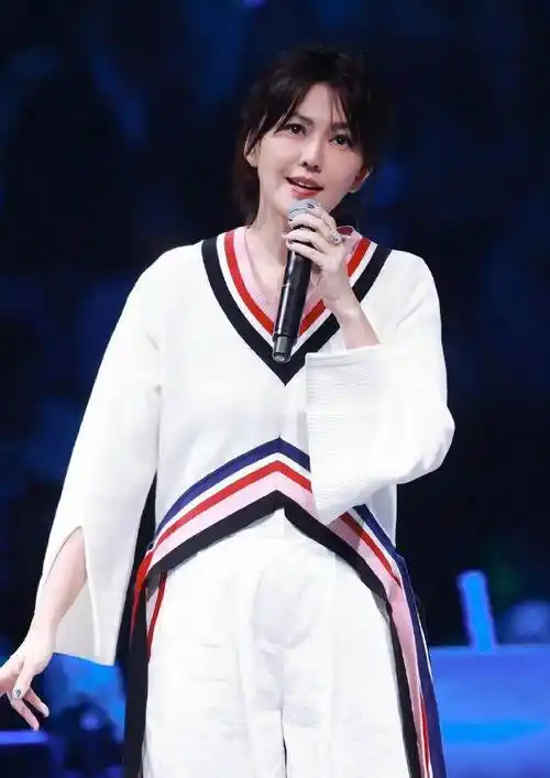 孙燕姿身材姣好长腿修长,一身"无龄感穿搭"状态年轻似18岁少女_风格