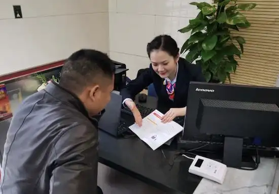 图为"十佳"大堂经理赵影服务客户