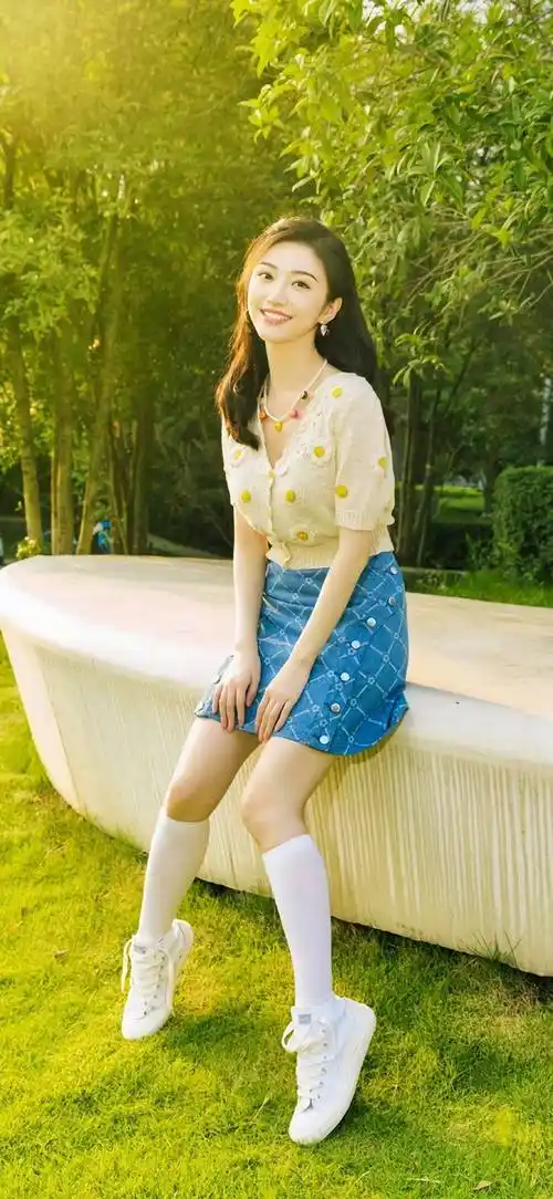 景甜超短裙甜美笑容写真_白色