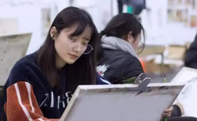 美术生画贾玲素描像,让人哭笑不得,真的时"灵魂画师"