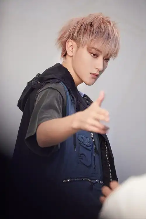 黄子韬#朋友圈首度公开!点赞评数量真实,exo时期堪称回忆杀