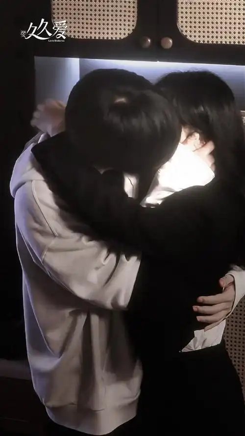 杨紫范丞丞进门吻