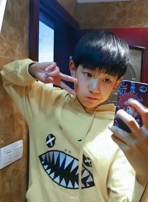 不是的饱饱 你小时候真的确实的确很会自拍@tfboys-王源#王源是懂撞色