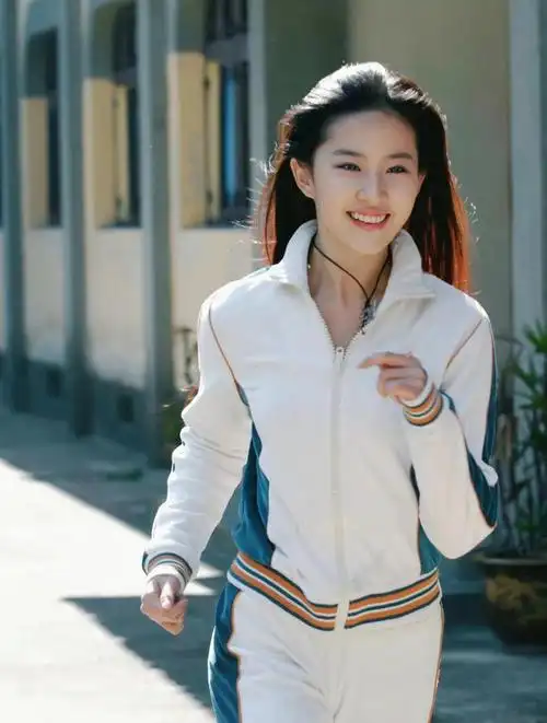 刘亦菲17岁跑步旧照曝光,青春灵动宛若仙女下凡,一颦一笑太养眼|素颜