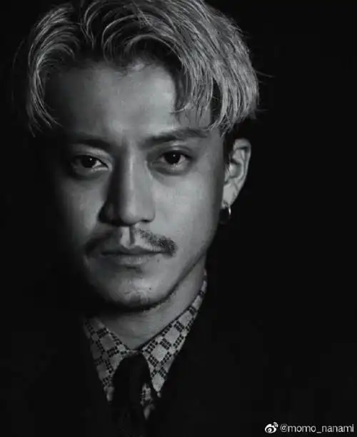 小栗旬拍摄黑白大片 胡须尽显成熟男人魅力