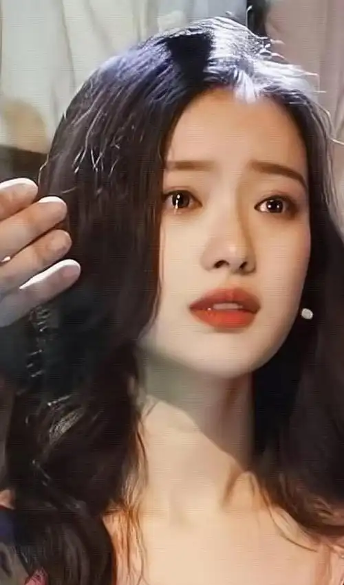 从倪妮话剧表演的照片不难看出,倪妮的演技进步了不少,一颦一笑都充满