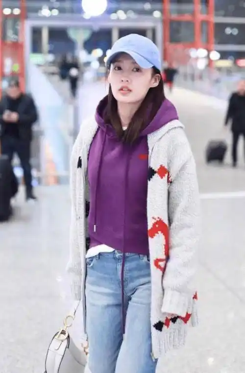 你可以学习一下李沁这种叠穿搭配,她在里面用卫衣叠穿起来,紫色卫衣和