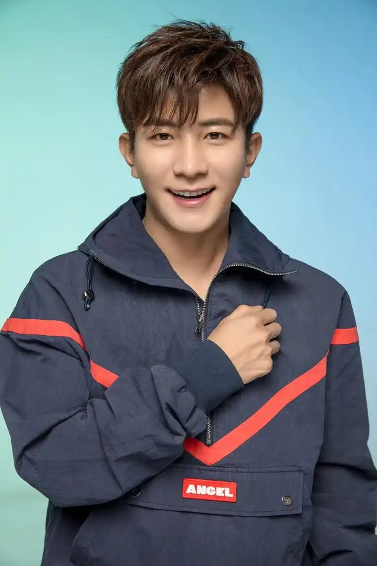 大左最新时尚大片上演"眼神撩" 自在温暖大男孩魅力尽显