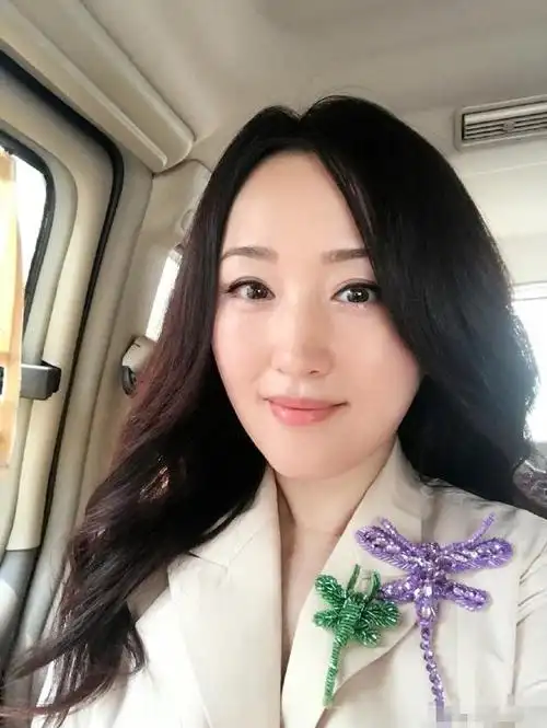 杨钰莹46岁活生生穿成了16岁然而鞋子却暴露了一切