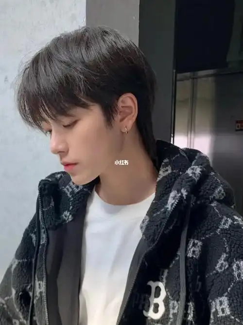 韩系微分碎盖发型,长脸型.额头高的男生推荐