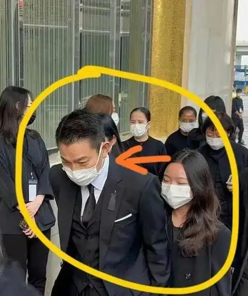 刘德华11岁女儿刘向蕙罕见亮相爷爷葬礼,卷发长腿,被父亲护身后