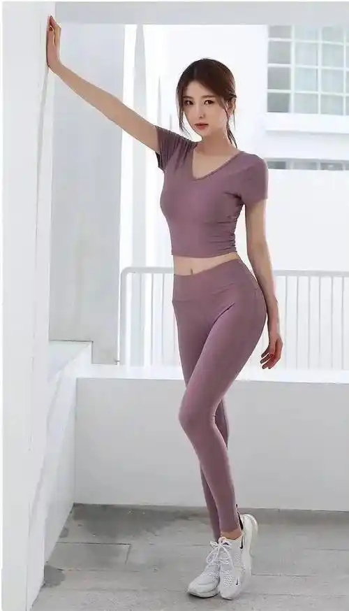 一身修身藕粉色搭配,依然能穿出层次感,展示好身材