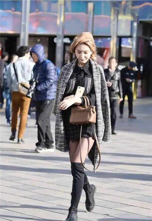 原创早春时节可以选择长靴来搭配过膝款式更保暖