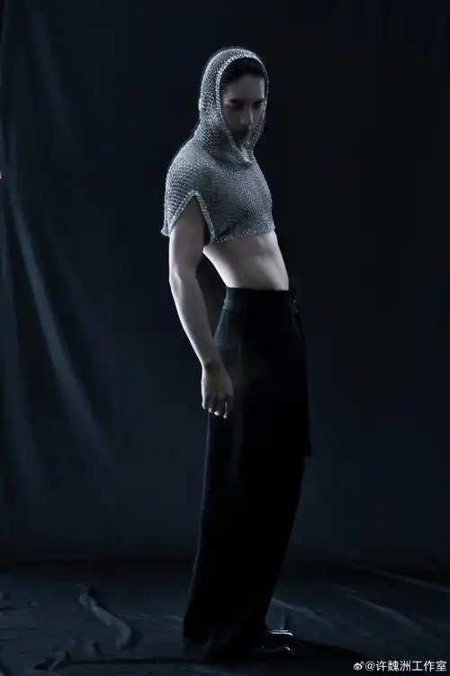 许魏洲露腹肌了