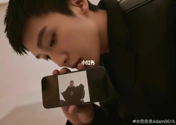 范丞丞壁纸举手机照可以p喽
