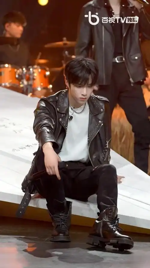 刘耀文百忧戒舞台直拍视频##时代少年团东榜舞台直拍##时代少年腿三