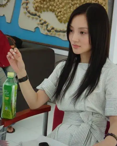 早年经历童年时的李小璐1981年9月30日出生在一个演艺世家.