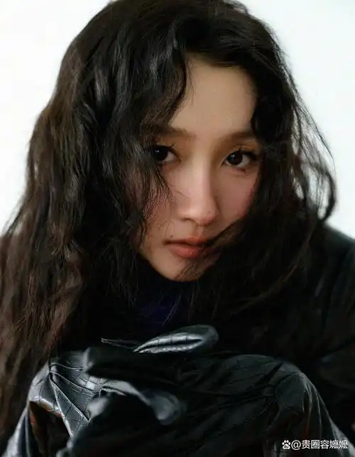 童星出道的她拍过很多部经典作品,如今25岁的关晓彤从一位邻家小女孩