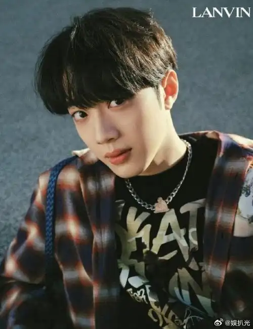 近日,据八卦媒体方面的消息表示,艺人赖冠霖与女友一起逛街约会,两人