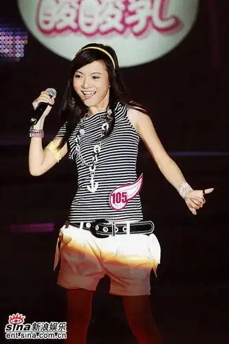 图文:06超女10强入围赛第二场-胡灵扭动身姿