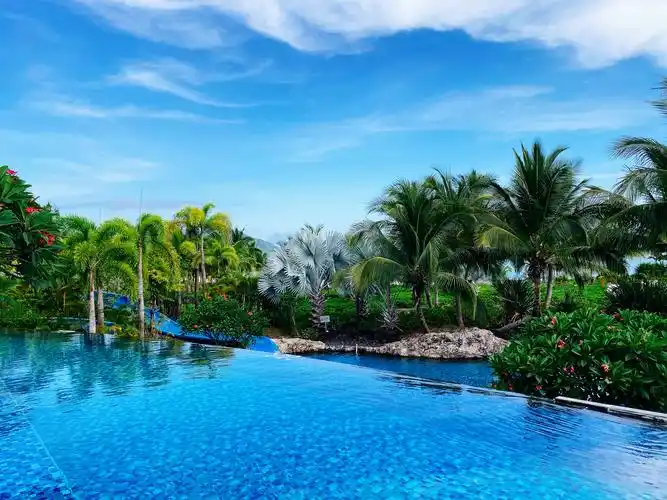 椰风海韵又远离人群的海滨酒店相对于人们熟知的亚龙湾海棠湾这里远离