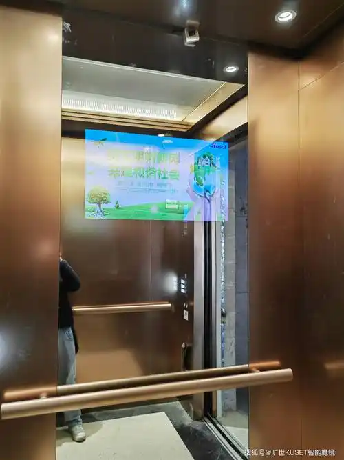 电梯镜面广告机精彩生活尽在眼前