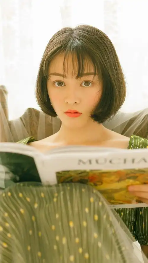 一身绿衣的萌妹子很文艺,高清桌面,手机锁屏图片-壁纸族