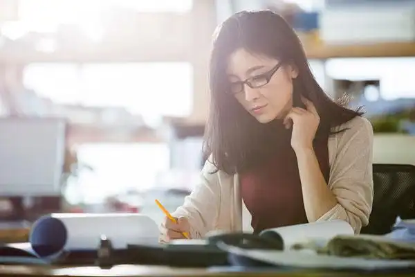 女建筑设计师在办公室工作