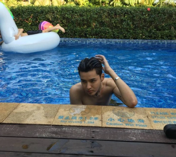 吴亦凡三亚游泳现肌肉,在《西游伏妖篇》里演技大爆发,你怎么看