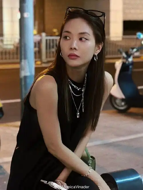 星动monicavinader#王霏霏超话78内敛与张扬并存,优雅与酷感同在.
