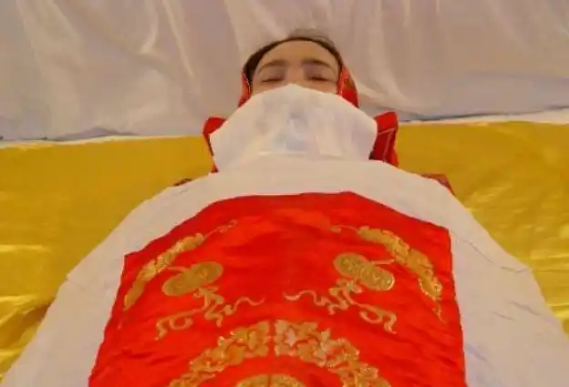 人死后为什么要穿寿衣看完才知道有许多讲究您明白吗