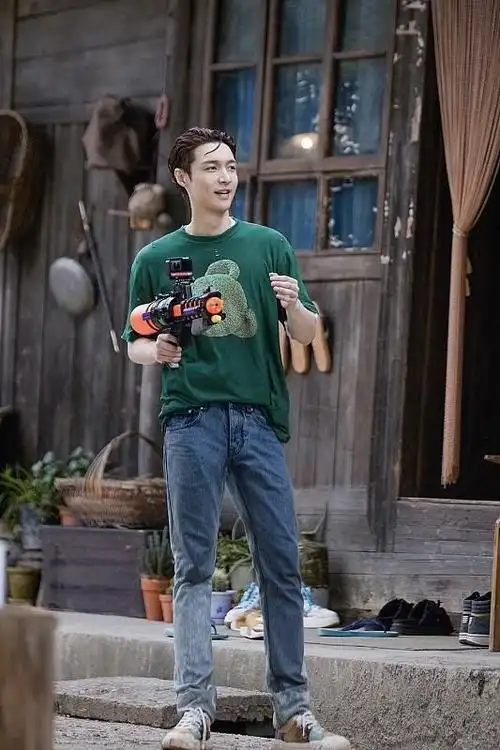 原来男明星都爱老头衫张艺兴衬衫叠穿背心依旧帅气难挡