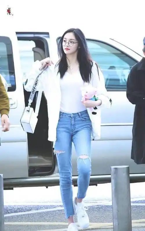 那么喜欢比较紧身或是较短上衣的女生,难道就因为肚腩大只能舍弃这些