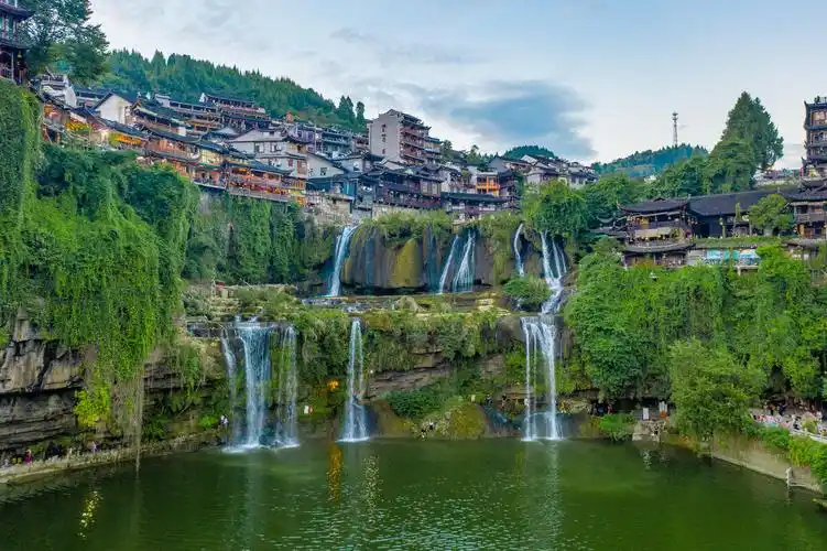 挂在瀑布上的古镇-湖南湘西永顺县芙蓉镇