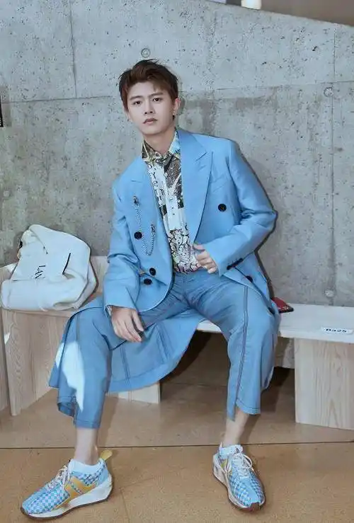 任嘉伦下身搭配的是同款色系的休闲长裤,配上个性的线条拼接,为这一套