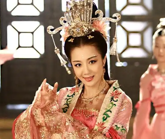 比如《新洛神》中的洛神:实际上,李依晓演戏也有好多年了,她是科班