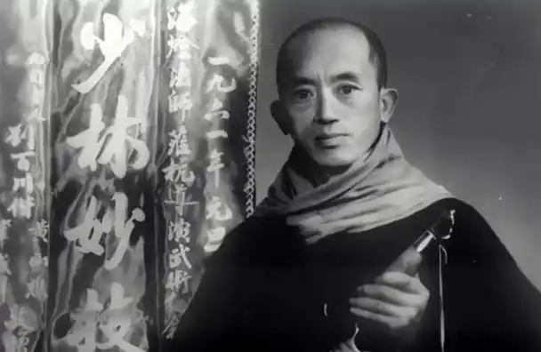 原创海灯法师77岁凭借二指禅倒立走红圆寂多年后徒弟说出事情真相