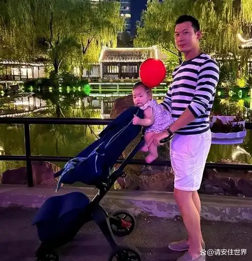 6月24日,朱珠的丈夫王昀佳在社交媒体上分享了他和女儿王珠宝学习游泳