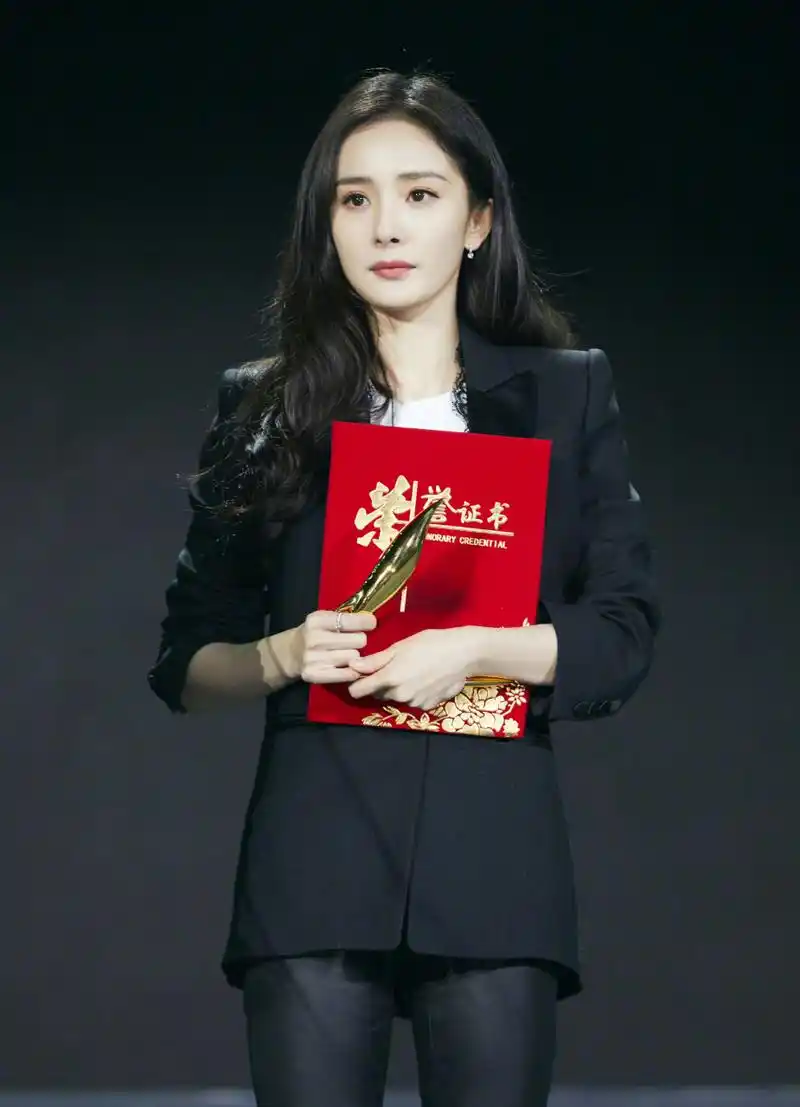 杨幂# 【奖杯与证书】 记录演员杨幂的一些荣耀时刻 96第26届