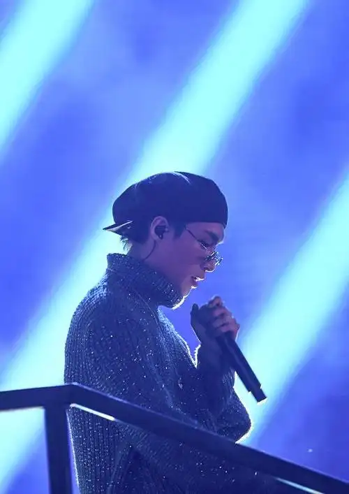 张艺兴贝雷帽造型曝光 复古墨镜高领毛衣魅力十足