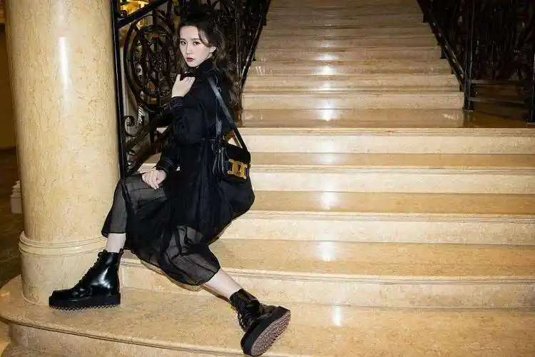 刘诗诗蝴蝶结卷发高马尾甜飒 黑色收腰纱裙展露百变型格