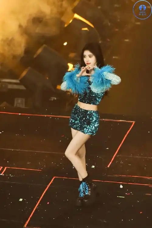 鞠婧祎&丝芭十周年演唱会舞台94接收一组来自宝贝的笔芯@鞠婧祎