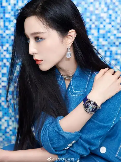 范冰冰一身西服潇洒干练头戴贝雷帽侧颜精致